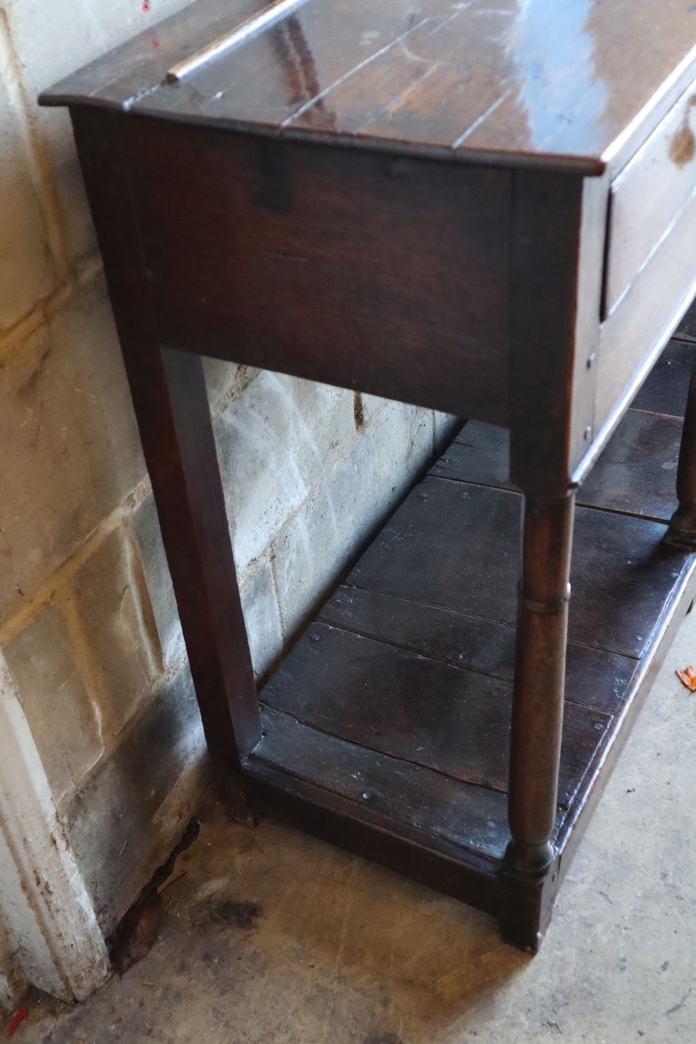 A Georgian oak three-drawer dresser base with potshelf, width 172cm